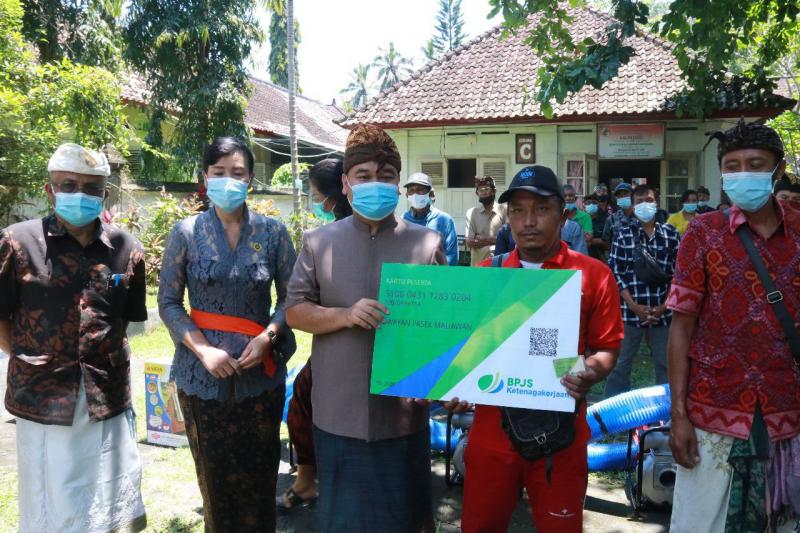  Alsintan  dan Kartu  BPJS Ketenagakerjaan Diserahkan Pada 